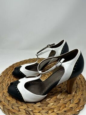 BROOKS BROTHERS Two-Tone T-Strap Peep-Toe Wing Tip Leather Heels size 8.5
